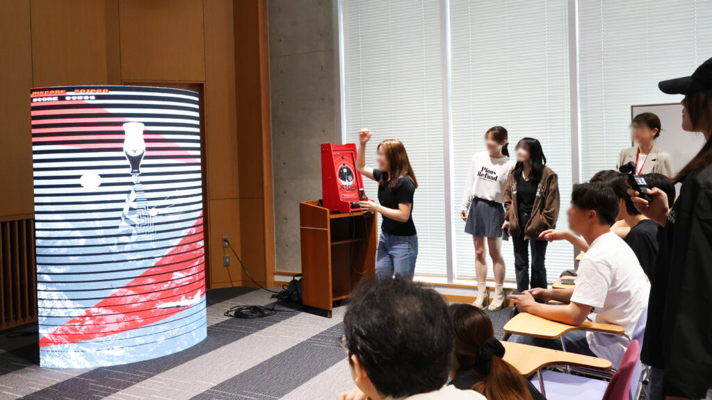 東洋学園大学にて、LIVESION LEDビジョンを活用した体験型特別講義を実施